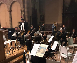 Banda e junior band in concerto