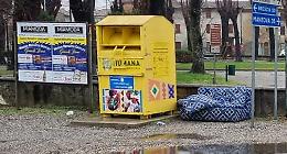 Rifiuti abbandonati, divano lasciato ai giardini pubblici