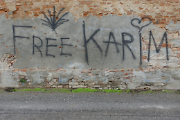 Scritte sui muri: «Free Karim» e «Allah akbar»