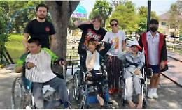 In Oriente musica e ginnastica con Giulia: «E' la mia terapia per i disabili»