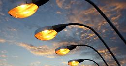 Illuminazione pubblica ridotta di 30 minuti al giorno: «Risparmio di 120 mila euro all'anno»