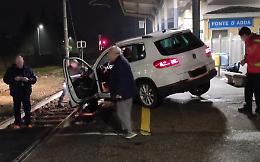 Finisce con l'auto sulla banchina della stazione