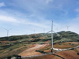Svolta degli ambientalisti, sì a pannelli e pale eoliche nel paesaggio
