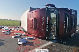 Perde il controllo del Tir e si ribalta, autista ferito e Paullese bloccata