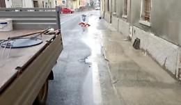 Tubi dell’acqua vecchi: perdita e guasto, via Platina «allagata»