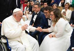 Neo sposi dal Papa: «La sua forza scalda il cuore»