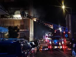 Incendio in un appartamento: vigili del fuoco in azione, tutti evacuati
