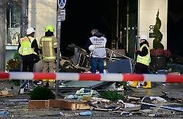 Berlino, esplode enorme acquario con 1500 pesci tropicali