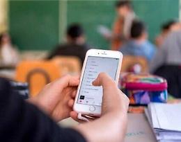 Stop al cellulare in classe, solo pochi studenti rispettano il divieto