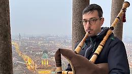 Concerto a sorpresa di cornamusa e campane sulla vetta del Duomo