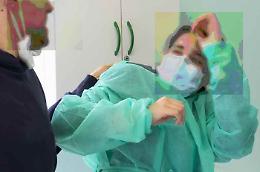 Aggredisce e ferisce infermiera in ospedale, denunciato per lesioni personali e minacce