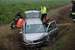 Perde il controllo dell'auto e finisce fuori strada