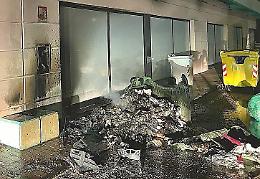 Vandalismi nella notte di San Silvestro, cassonetti bruciati da alcuni adolescenti