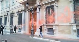Imbrattato l'ingresso di Palazzo Madama, Centinaio: «Incivili screditano la battaglia per l'ambiente»
