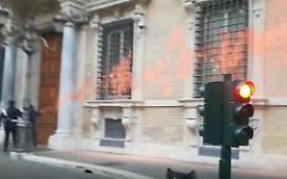 Ambientalisti imbrattano la facciata del Senato: fermati dai carabinieri. Il video