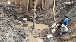 Bambino di 10 anni cade in un pozzo, Vietnam col fiato sospeso da due giorni