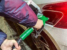 Benzina: prezzo sale, via lo sconto; effetto doppio, +20 centesimi