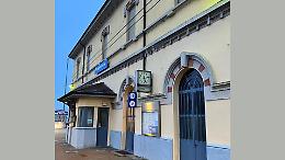 In stazione via la panchina di Guadagnino