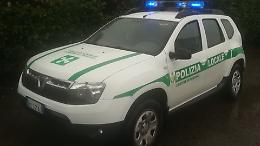 Guida senza assicurazione e con patente falsa, auto confiscata