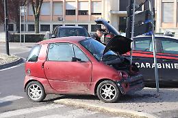 Perde il controllo della minicar e si schianta contro un cartello stradale