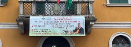 Striscione del sindaco sulla facciata del municipio: «Cani, basta ricordini»