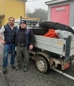 Materassi e pneumatici buttati nella scarpata: fosse e rive come discariche