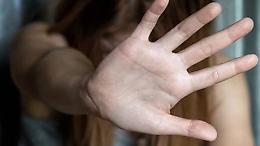 Violenta un'amica d'infanzia poi un amico sedicenne, 20enne agli arresti domiciliari