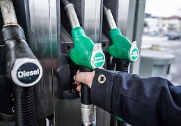 Benzina sempre sotto 1,86, diesel scende sotto 1,8