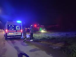 Cade dal tetto di casa mentre fa dei lavori, giovane grave
