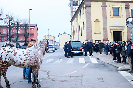 Per l'ultimo saluto a Elisa familiari, amici e il suo amato cavallo