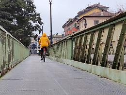 Ponte di via Cadorna, una «trappola» per pedoni e ciclisti