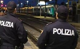 Lancio di sassi contro treni e blocco di cemento sulle rotaie, 5 minorenni nei guai