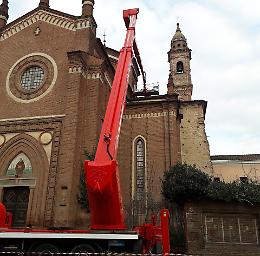 Gru sulla chiesa di San Francesco, grande curiosità in via Cavour