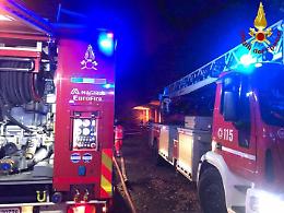 Incendio nella notte in aperta campagna: distrutta una baracca