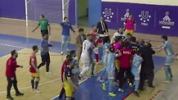 Rissa al termine di una partita a calcetto, il video è virale sul web