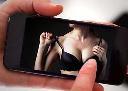 Revenge porn: lo stalker condannato torna libero, la ex: «Ora devo nascondermi di nuovo»