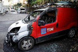 Auto bruciate a Roma e Milano, l'antiterrorismo in allerta