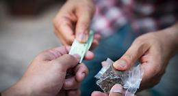 Cede cocaina, intercettato e denunciato un 28enne