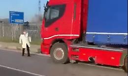 Deruba una donna, scappa e quasi la investe con il camion