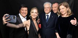 Chiara Ferragni regina sul palco dell'Ariston e il selfie con Mattarella