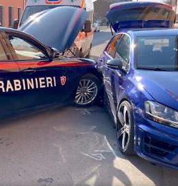 Auto salta il blocco dei carabinieri, proseguono le indagini
