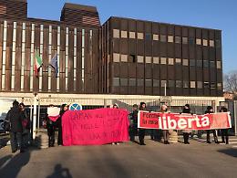 Al via il processo per Saman, cartelli e attivisti fuori dal tribunale
