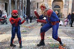 Carnevale: centro città a colori con maschere e coriandoli