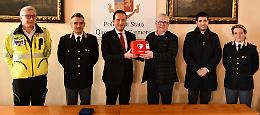 Defibrillatore semiautomatico donato al questore dalla Trasporti Pesanti