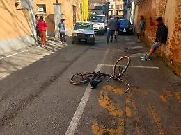 Paura per un 13enne: esce dal cortile in bicicletta e viene investito da auto