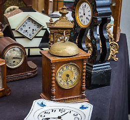 Mercatino del riuso sotto i portici coperti