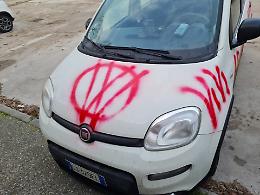 No vax all'attacco: sei auto delle Poste imbrattate