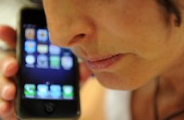 Tentata truffa via sms, ma la prof non ci casca... e viene insultata