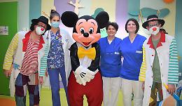 Topolino incanta i piccoli in Pediatria, e domani il centro fa da sfondo al carnevale 
