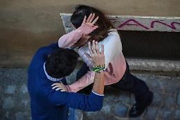 Maltratta e picchia la moglie per anni: divieto di avvicinamento